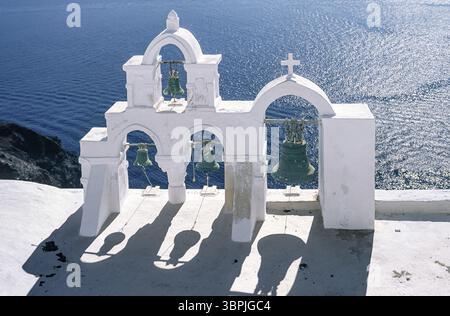 Weiß getönter Glockenturm einer kleinen Kapelle am Rand des Vulkankraters von San Turin, einer Insel der griechischen Kykladen im östlichen Mittelmeer, S. Stockfoto