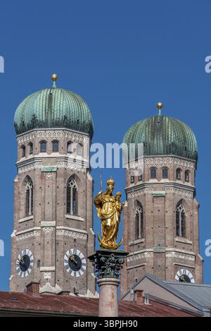Die goldene Statue der Mariensäule auf dem Marienplatz in der Münchner Altstadt, eingerahmt von den beiden Türmen der Marienkirche im sonnigen wir Stockfoto
