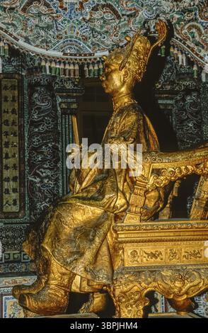 Gescannte Folie eines historischen Farbfotos der vergoldeten Statue von Kaiser Khai Dinh in seinem Mausoleum in der Nähe von Hue in Zentral-Vietnam Stockfoto