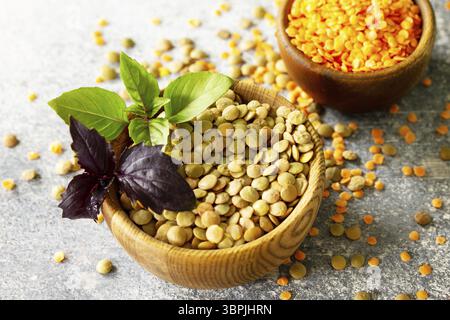 Gesunde Ernährung, Diät, Ernährungskonzept, vegane Proteinquelle. Roh von Leguminosen, roten Linsen und kanadischen Linsen Stockfoto