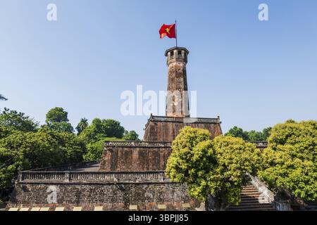 Hanoi Flaggenturm mit vietnamesischer Flagge oben in Hanoi, Vietnam. Es befindet sich im Vietnam Military History Museum Stockfoto