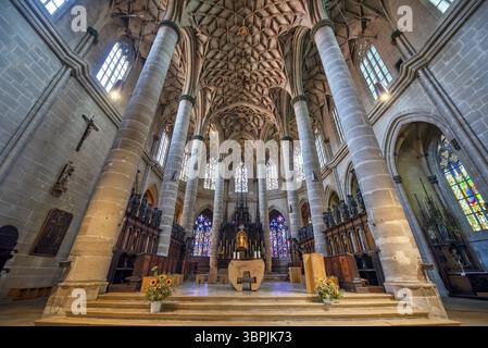 Innenansicht des Heilig-Kreuz-Münsters in Schwäbisch Gmuend mit Netzgewölbe, Säulen, Altar und Buntglasfenstern Stockfoto