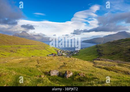Blick auf die kleine Bucht und die Stadt Kvívík mit Bergen und Inseln im Hintergrund. Streymoy Island, Färöer Inseln, Dänemark, Europa. Stockfoto