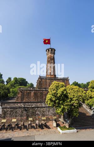 Hanoi Flaggenturm mit vietnamesischer Flagge oben in Hanoi, Vietnam. Es befindet sich im Vietnam Military History Museum Stockfoto