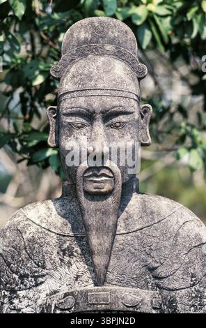 Gescannte Folie eines historischen Farbfotos der Statue eines Wachsoldaten in der Verbotenen Purpurstadt in Hue, der ehemaligen kaiserlichen Stadt in Cent Stockfoto