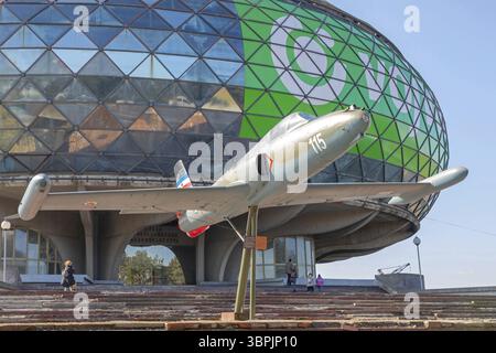 Belgrad, Serbien - 22. Februar 2020: Militärflugzeuge vor dem Luftfahrtmuseum am Flughafen Nikola Tesla in Belgrad, Serbien, Belgrad, Serbien Stockfoto