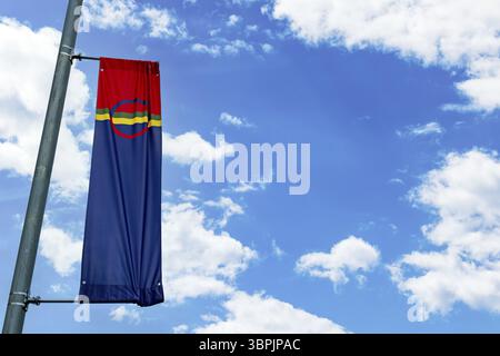 Samische Nationalflagge in Nordland, Norwegen. Die samische Flagge ist die Flagge des samischen Volkes, einer der indigenen Bevölkerungsgruppen der nordischen Länder Stockfoto