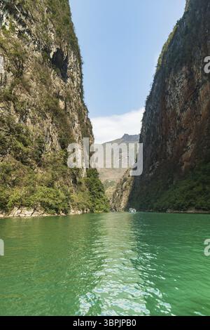 Ha Giang Landschaft mit Nho Que Fluss zwischen Bergen in Ha Giang, Vietnam, ein beliebtes Touristenziel in Vietnam, Asien Stockfoto