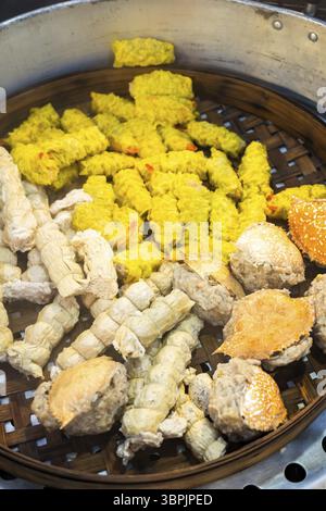 Gedämpfte Teigtaschen in vielen Geschmacksrichtungen, köstliches thailändisches chinesisches Street Food Stockfoto