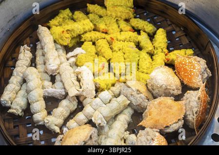 Gedämpfte Teigtaschen in vielen Geschmacksrichtungen, köstliches thailändisches chinesisches Street Food Stockfoto