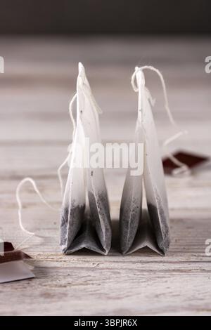 Zwei Teebeutel auf einem weißen Holztisch Stockfoto