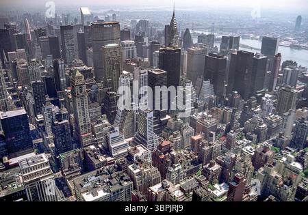Gescannte Folie eines historischen Farbfotos der Skyline von New York, Manhattan mit Wolkenkratzern und Straßenschluchten, Anfang der 1990er Jahre, New York, USA, Nein Stockfoto