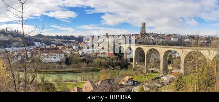 Panorama über die historische Altstadt von Freiburg, Schweiz mit den alten Gebäuden des Stadtzentrums, der Nikolaikirche, dem Saanetal A Stockfoto