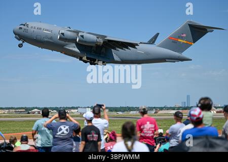 Ein C-17 Globemaster III der US Air Force, der dem 97. Air Mobility Wing C-17 Demonstrationsteam zugewiesen wurde, tritt auf der Tinker Air Show auf der Tinker Force Base auf. Stockfoto