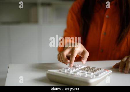Handdruckrechner für Buchhaltungs- oder Budgetaufgaben in einem modernen Büro Stockfoto