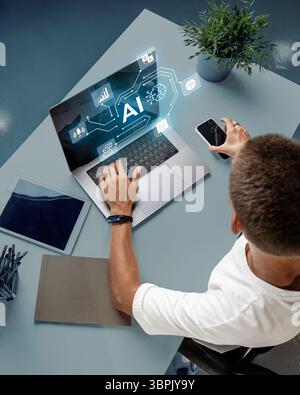 Junge Profis nutzen KI-Technologie auf einem Laptop, während sie tagsüber ein Smartphone in moderner Büroumgebung nutzen Stockfoto