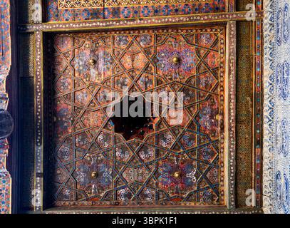 Kompliziertes Deckendesign mit geometrischen Mustern und lebhaften Farben, das traditionelle Handwerkskunst zum Ausdruck bringt. Stockfoto