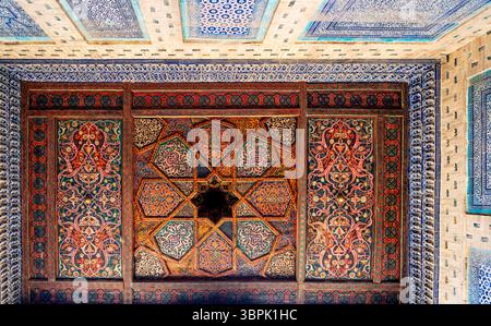 Ein wunderschön kompliziertes Deckendesign mit farbenfrohen geometrischen Mustern und Blumenmotiven, das traditionelle Handwerkskunst zeigt. Die lebendige Farbe Stockfoto