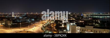 Hochwinkelansicht der beleuchteten Gebäude in Abu Dhabi bei Nacht Stockfoto