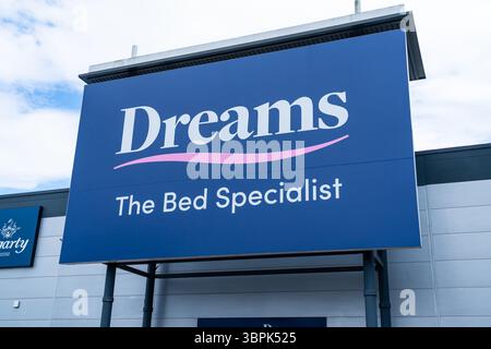 Erdington, Birmingham, Großbritannien – 4. Juli 2025: Externe Beschilderung des Bettenlieferanten Dreams Stockfoto