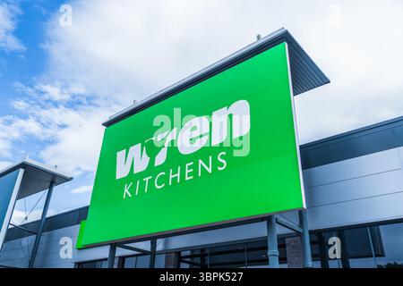 Erdington, Birmingham, Großbritannien – 4. Juli 2025: Externe Beschilderung des Kichenlieferanten Wren Kitchens Stockfoto