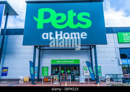Erdington, Birmingham, Großbritannien – 4. Juli 2025: Vordereingang des britischen Tiergeschäfts „Pets at Home“ Stockfoto