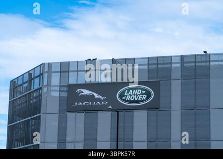 Erdington, Birmingham, Großbritannien – 4. Juli 2025: Externes Schild von Jaguar Land Rover, einem britischen Automobilhersteller Stockfoto