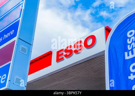 Erdington, Birmingham, Großbritannien – 4. Juli 2025: Externe Beschilderung einer Esso-Tankstelle Stockfoto