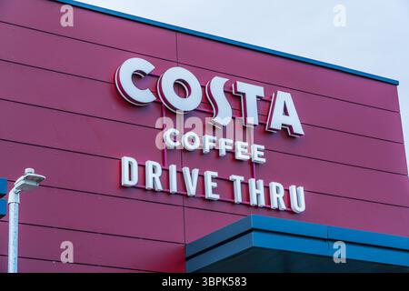 Erdington, Birmingham, Großbritannien – 4. Juli 2025: Frontantrieb durch Beschilderung des UK Coffee Shop, Costa Coffee Stockfoto