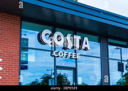 Erdington, Birmingham, Großbritannien – 4. Juli 2025: Beschilderung des Coffee Shops in Großbritannien, Costa Coffee Stockfoto
