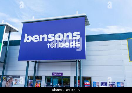 Erdington, Birmingham, Großbritannien – 4. Juli 2025: Externe Beschilderung des Bettenlieferanten Bensons for Beds Stockfoto