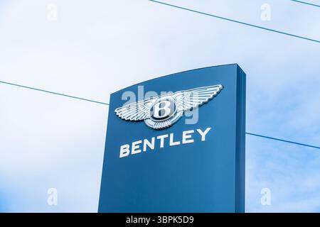 Erdington, Birmingham, Großbritannien – 4. Juli 2025: Schild für Bentley Motors bei einem britischen Luxusautos-Händler Stockfoto