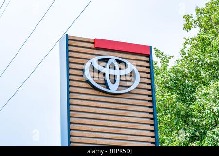 Erdington, Birmingham, Großbritannien – 4. Juli 2025: Externe Beschilderung eines Autohauses von Toyota in Großbritannien Stockfoto