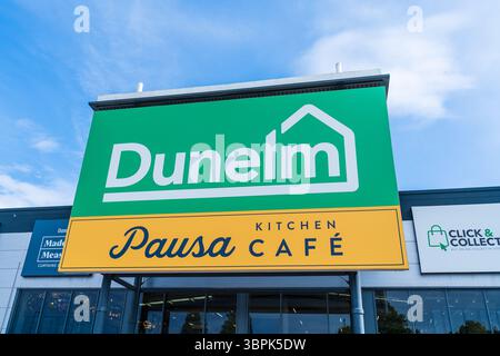 Erdington, Birmingham, Großbritannien – 4. Juli 2025: Externe Beschilderung des Einrichtungsunternehmens Dunelm Stockfoto