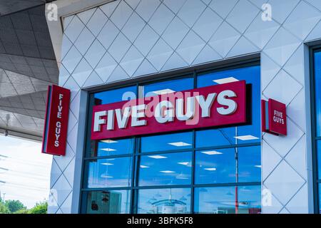 Erdington, Birmingham, Großbritannien – 4. Juli 2025: Außenschilder von Five Guys, einem amerikanischen Burger- und Pommes-Restaurant in Großbritannien Stockfoto
