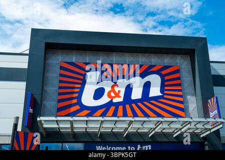 Erdington, Birmingham, Großbritannien – 4. Juli 2025: Beschilderung vor B&M, einem britischen Varieté-Discounter Stockfoto