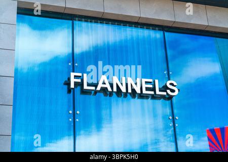 Erdington, Birmingham, Großbritannien – 4. Juli 2025: Außenbeschilderung von Flannels, einem britischen Designergeschäft Stockfoto