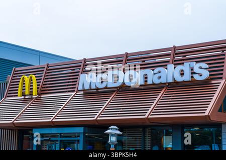 Erdington Birmingham, Großbritannien – 4. Juli 2025: Fassade des multinationalen amerikanischen Fast-Food-Restaurants McDonalds Stockfoto