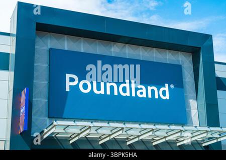 Erdington, Birmingham, Großbritannien – 4. Juli 2025: Außenbeschilderung des britischen Discounter Poundland Stockfoto