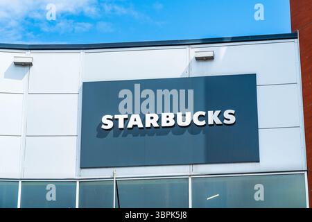 Erdington Birmingham, Großbritannien – 4. Juli 2025: Außenschilder der multinationalen US-Kaffeekette Starbucks Stockfoto