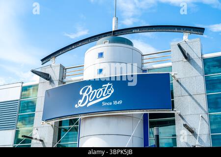 Erdington, Birmingham, Großbritannien – 4. Juli 2025: Ladenfront von Boots, einer Apotheke und einem Gesundheitsladen mit Sitz in Großbritannien Stockfoto