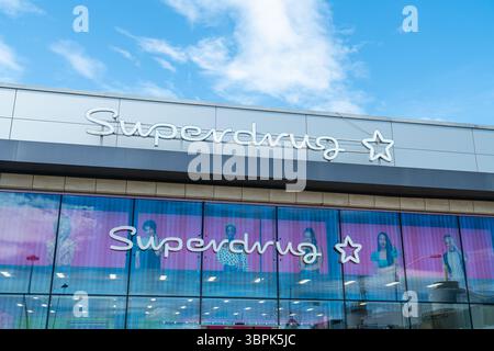 Erdington, Birmingham, Großbritannien – 4. Juli 2025: Frontbeschilderung des britischen Lieferanten von Gesundheitsprodukten, Superdrug Stockfoto