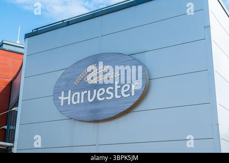Erdington, Birmingham, Großbritannien – 4. Juli 2025: Externe Beschilderung der britischen Restaurantkette Harvester Stockfoto