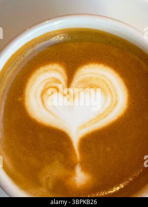 Tasse Kaffee mit Herz. Ansicht schließen. Stockfoto