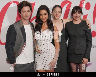 Los Angeles, USA. Juli 2025. (L-R) Logan Lerman, Geraldine Viswanathan, Molly Gordon und Sophie Brooks bei den Sony Pictures Classics „OH, HI!“ Los Angeles Special Screening fand am Dienstag, 8. Juli 2025, im AMC The Grove 14 in Los Angeles, CA, statt. (Foto: Sthanlee B. Mirador/SIPA USA) Credit: SIPA USA/Alamy Live News Stockfoto