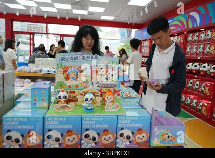 Bürger kaufen offizielle lizenzierte Produkte der World Games 2025 Chengdu. Chengdu, China, 8. Juli 2025. Der offizielle lizenzierte Produktladen der World Games 2025 Chengdu zieht Bürger und Touristen am 8. Juli 2025 auf dem Platz der Hongxing Road in Chengdu, der Hauptstadt der südwestchinesischen Provinz Sichuan, an. Es gibt mehr als 450 lizenzierte Produkte aus 16 Kategorien, darunter Gedenksammlungen sowie kulturelles und kreatives Spielzeug. In Zukunft werden weitere neue Produkte auf den Markt kommen. Kredit: An Yuan/China News Service/Alamy Live News Stockfoto