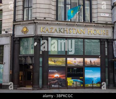 London, UK - 2. Juni 2025: Das Äußere des Kasachstan House - die Botschaft der Republik Kasachstan in London, in Pall in der Stadt Wes Stockfoto