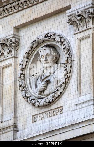 London, UK - 2. Juni 2025: Eine Skulptur des britischen Staatsmannes Philip Stanhope, auf der Außenseite der National Portrait Gallery in London. Stockfoto