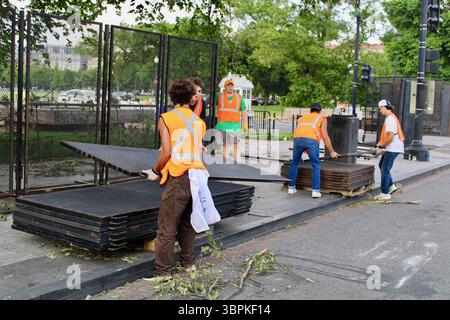10. Juni 2020, Washington D.C, District of Columbia, USA: Der Zaun, der zu Beginn der Floyd-Proteste gebaut wurde, muss bereits repariert werden. Dieses Team von Bauarbeitern didnÃt weiß, warum ein Teil davon entfernt wurde, Ã’Wir wurden gerade beauftragt, es wieder aufzubauen, erklärte einer von ihnen. ..es ging nach den ersten friedlichen Protesten hoch... Hunderte versammeln sich Tag und Nacht auf der neuen Black Lives Matter Street, vor einem schweren umzäunten Weißen Haus, im Gefolge des Mordes an George Floyd durch die Minneapolis Police, um zu marschieren, zu sprechen, zu singen, zu trommeln Teilen Sie Kunst, Essen und Ideen Stockfoto