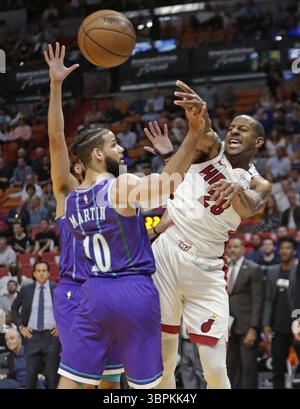 11. März 2020, Miami, FL, USA: Miami Heat Guard Andre Iguodala (28) übergibt den Ball gegen Charlotte Hornets Stürmer Caleb Martin (10) im ersten Quartal am Mittwoch, den 11. März 2020 in der AmericanAirlines Arena in Miami. (Kreditbild: © TNS via ZUMA Wire) Stockfoto